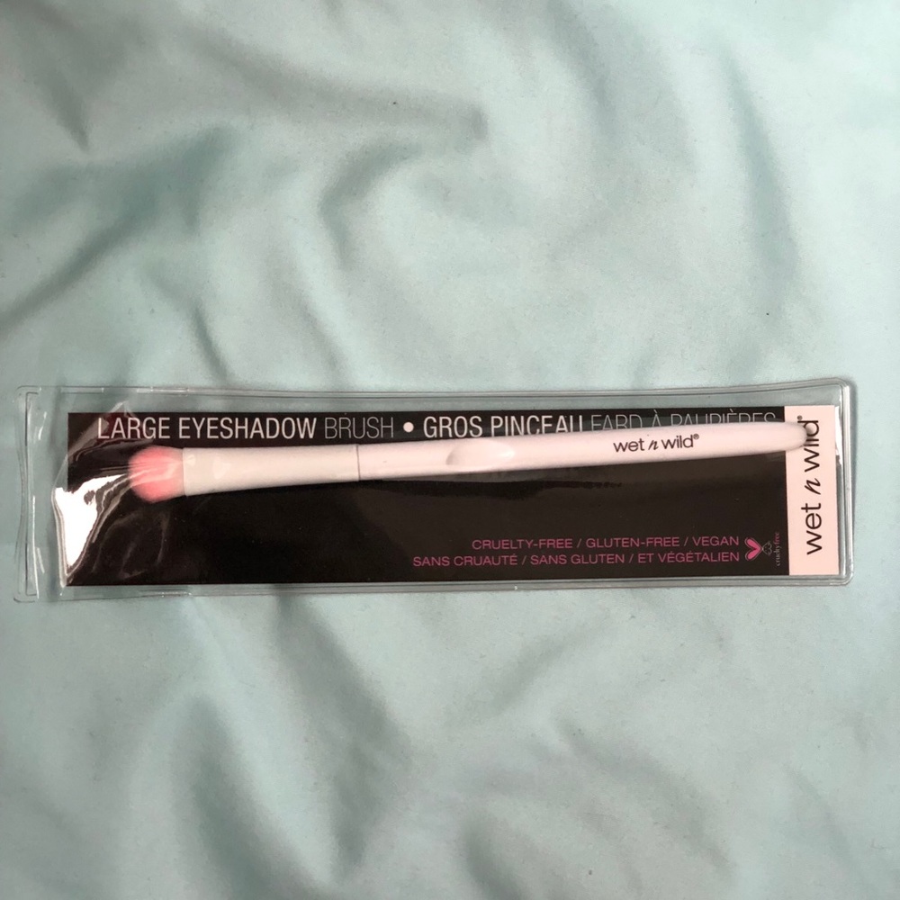 ! NEW wet n wild Large Eyeshadow Brush